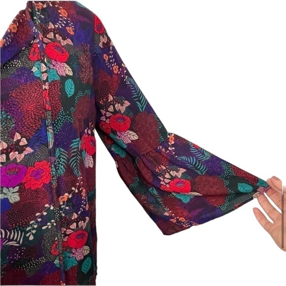 Violet + Claire Flutted Bell Sleeve Tunic. Beautiful Floral Print. Size M - Picture 3 of 6